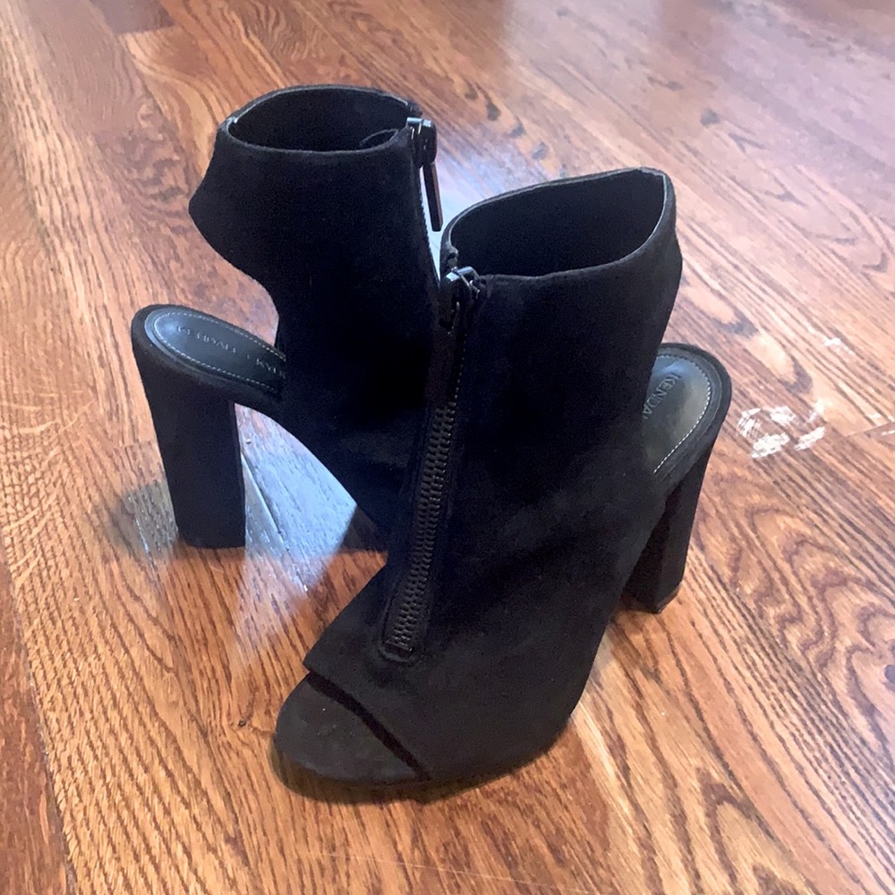 Black Kendall&Kylie ankle booties